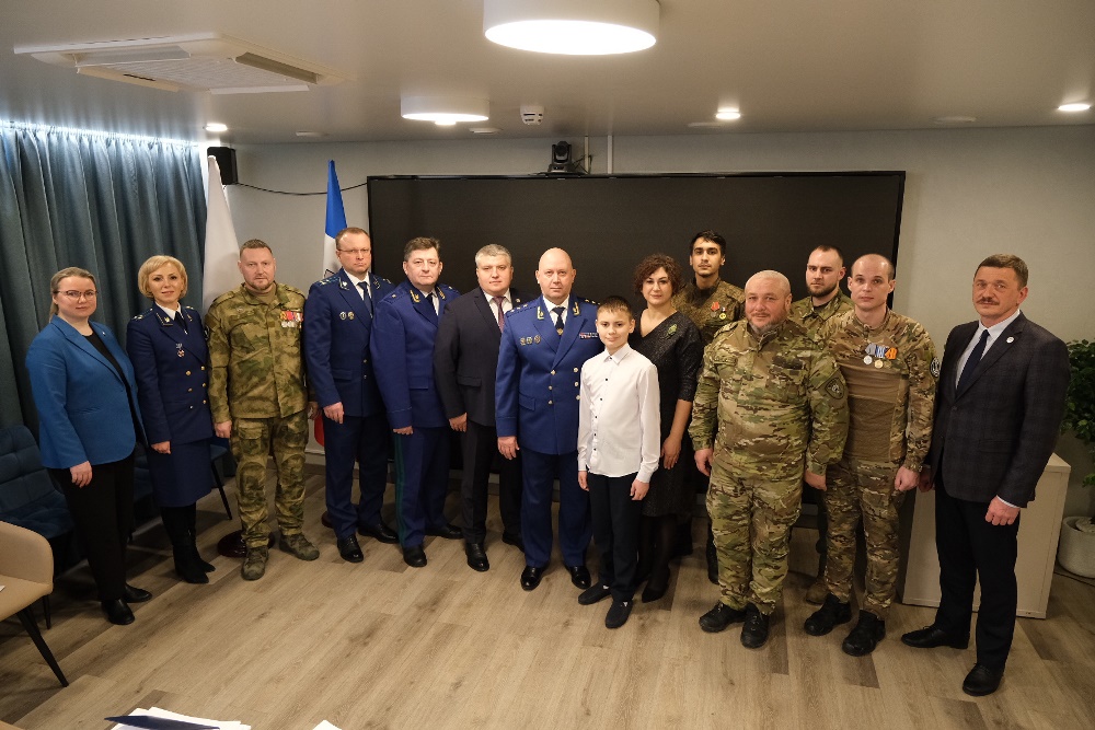 Заместитель Генерального прокурора Российской Федерации Алексей Захаров встретился с участниками СВО.