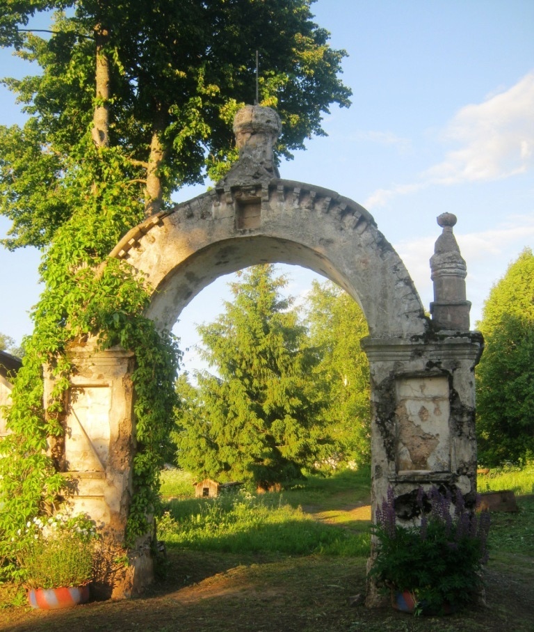 Арка церковных ворот.